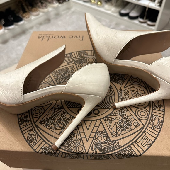 Steve Madden, Alligator Embossed Leather Off-White Heels - Picture 12 of 12